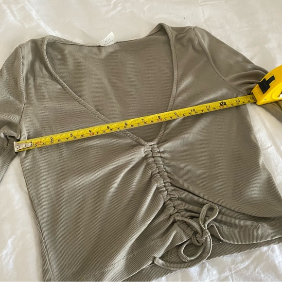 Aritzia Sunday Best Long Sleeve Crop Top - Picture 8 of 9